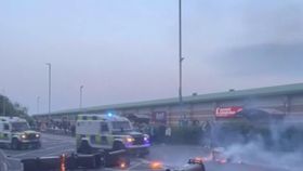 VIDEO Violențe rasiale în Irlanda de Nord. Confruntările violente au continuat și azi-noapte